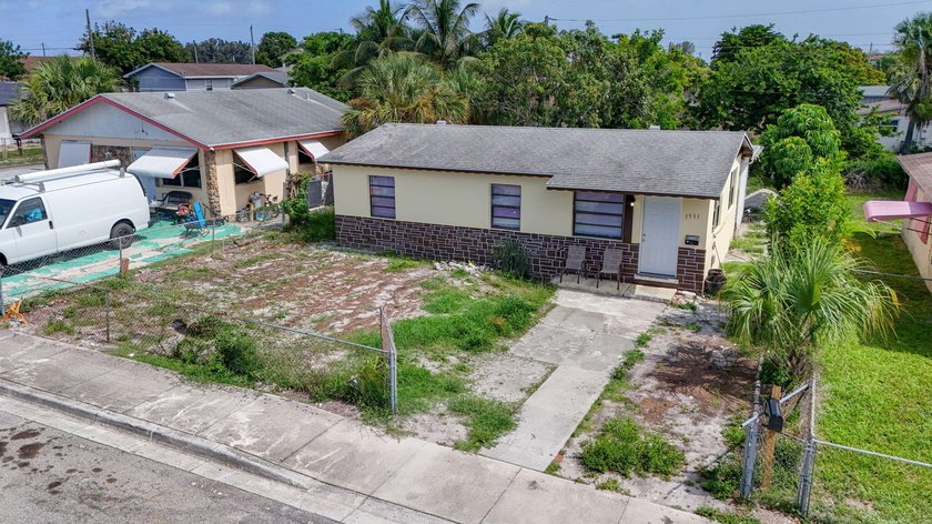 Welcome to this charming 3-bedroom, 1-bathroom home perfectly - photo 26