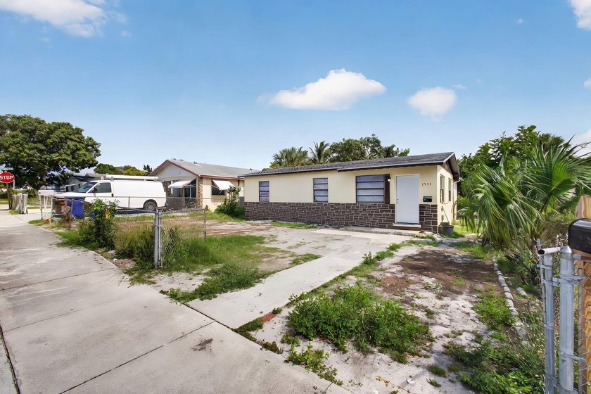 Welcome to this charming 3-bedroom, 1-bathroom home perfectly - photo 27