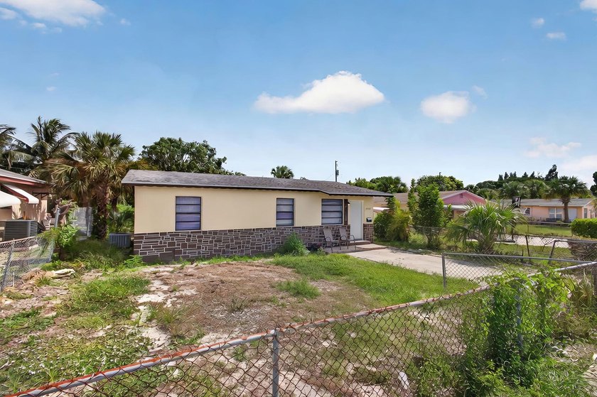 Welcome to this charming 3-bedroom, 1-bathroom home perfectly - photo 28