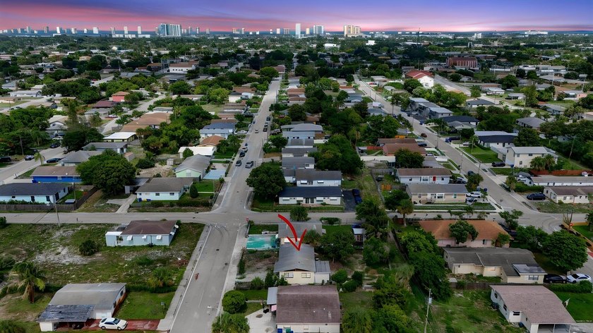 Welcome to this charming 3-bedroom, 1-bathroom home perfectly - photo 30