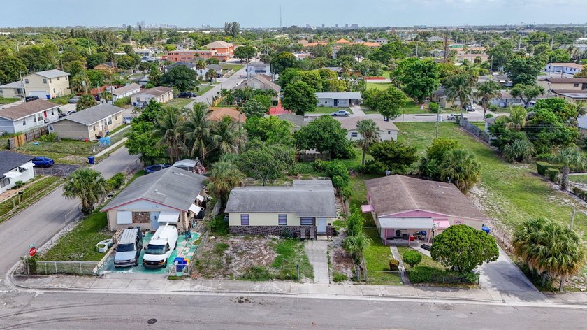 Welcome to this charming 3-bedroom, 1-bathroom home perfectly - photo 31