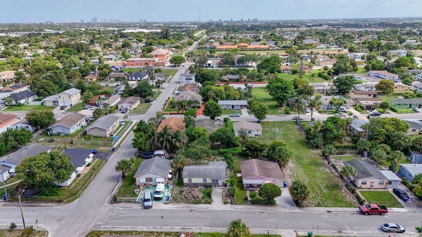 Welcome to this charming 3-bedroom, 1-bathroom home perfectly - photo 32