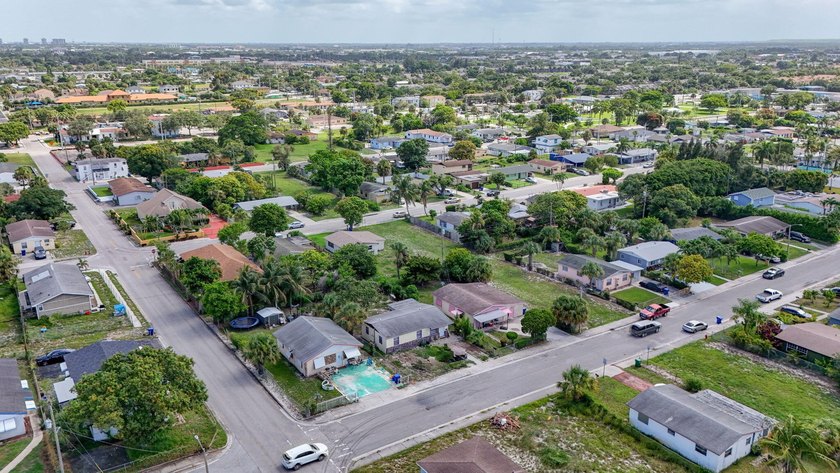 Welcome to this charming 3-bedroom, 1-bathroom home perfectly - photo 33