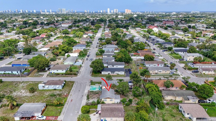 Welcome to this charming 3-bedroom, 1-bathroom home perfectly - photo 35