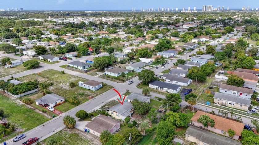 Welcome to this charming 3-bedroom, 1-bathroom home perfectly - photo 36