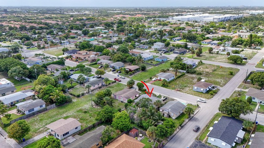 Welcome to this charming 3-bedroom, 1-bathroom home perfectly - photo 38