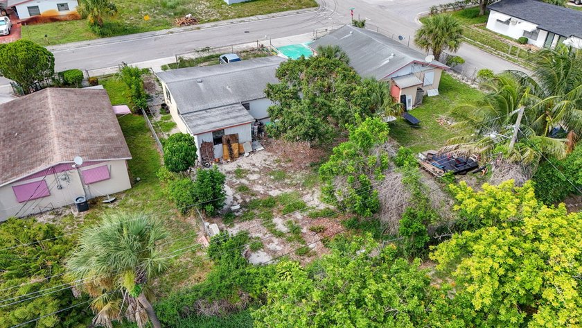 Welcome to this charming 3-bedroom, 1-bathroom home perfectly - photo 40