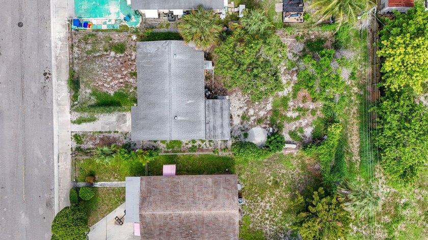 Welcome to this charming 3-bedroom, 1-bathroom home perfectly - photo 41