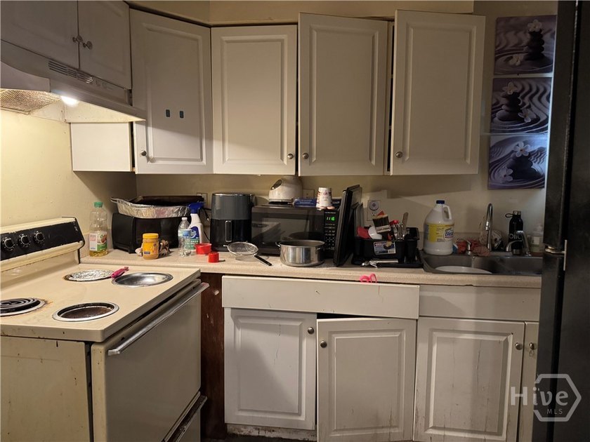 Charming duplex, offering 2 beds &amp; 1 bath for each unit. Great - photo 14