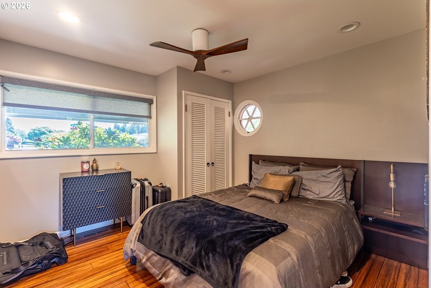 Experience the perfect blend of timeless mid-century modern - photo 14