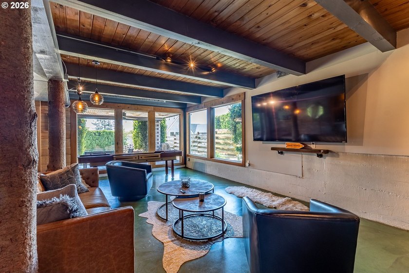 Experience the perfect blend of timeless mid-century modern - photo 19