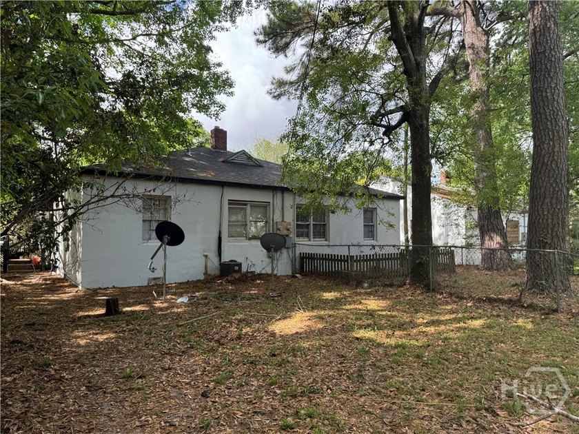 Charming duplex, offering 2 beds &amp; 1 bath for each unit. Great - photo 20
