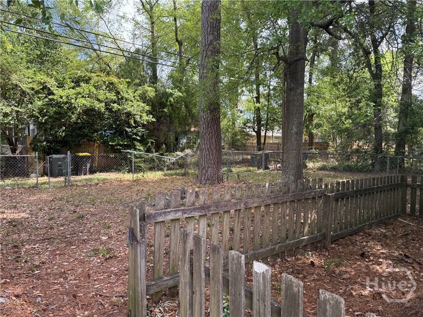 Charming duplex, offering 2 beds &amp; 1 bath for each unit. Great - photo 21