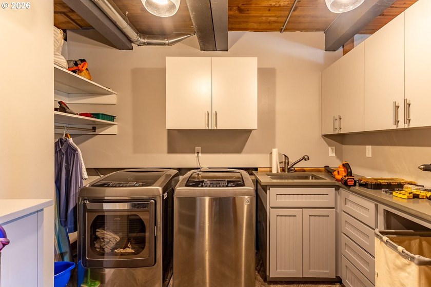 Experience the perfect blend of timeless mid-century modern - photo 26