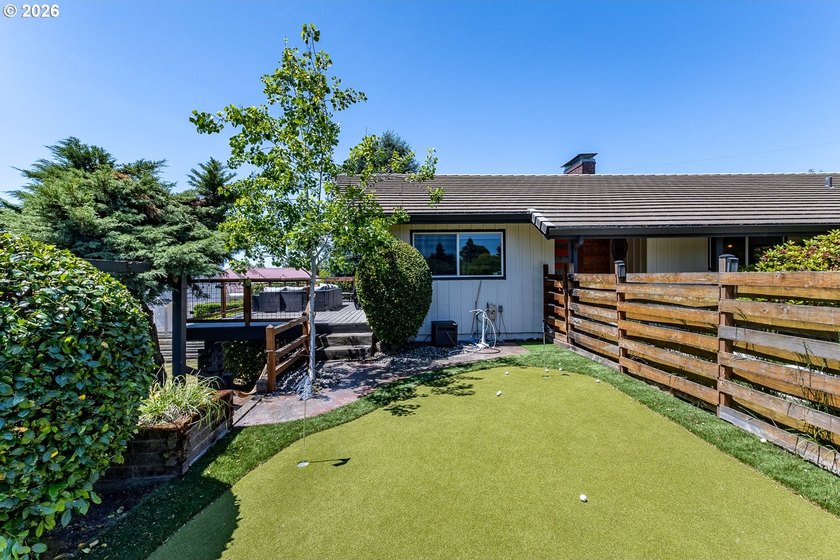 Experience the perfect blend of timeless mid-century modern - photo 27