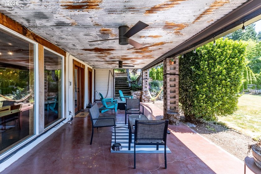 Experience the perfect blend of timeless mid-century modern - photo 29