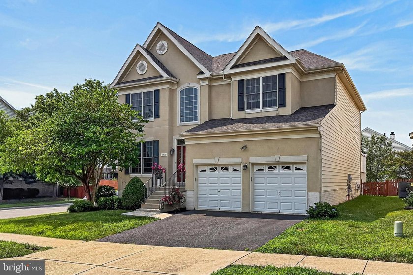 Beautiful Colonial located on a premium corner lot in the highly - photo 2
