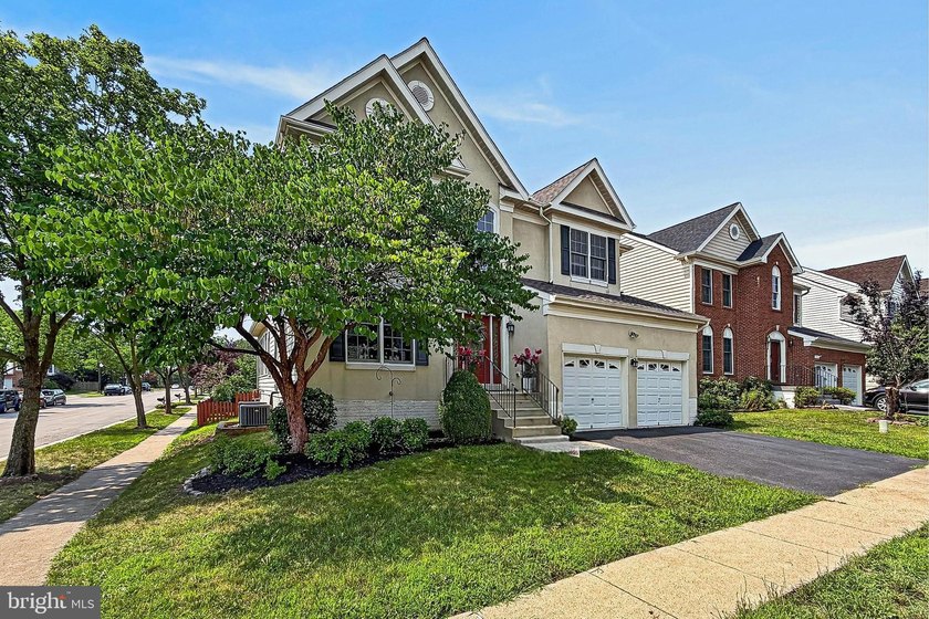 Beautiful Colonial located on a premium corner lot in the highly - photo 3