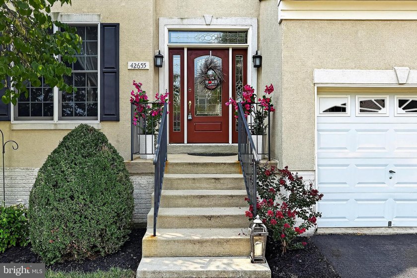 Beautiful Colonial located on a premium corner lot in the highly - photo 5