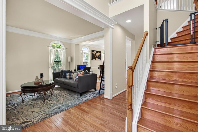 Beautiful Colonial located on a premium corner lot in the highly - photo 6