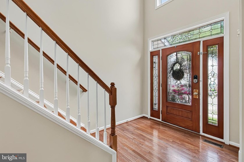 Beautiful Colonial located on a premium corner lot in the highly - photo 7