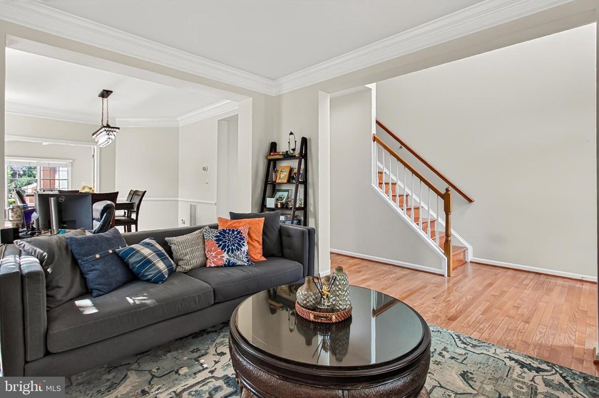 Beautiful Colonial located on a premium corner lot in the highly - photo 10