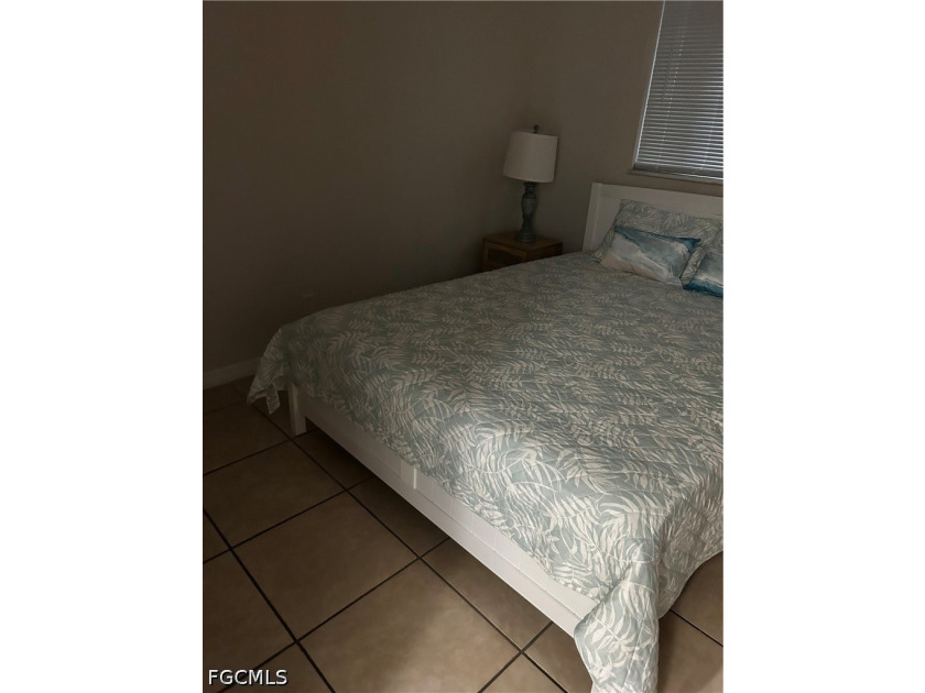 Adorable waterfront 2/2 + den. Den can be used as a 3rd bedroom - photo 3