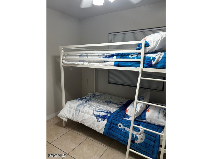 Adorable waterfront 2/2 + den. Den can be used as a 3rd bedroom - photo 4