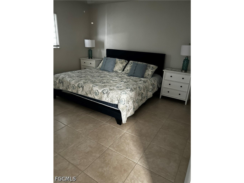 Adorable waterfront 2/2 + den. Den can be used as a 3rd bedroom - photo 5