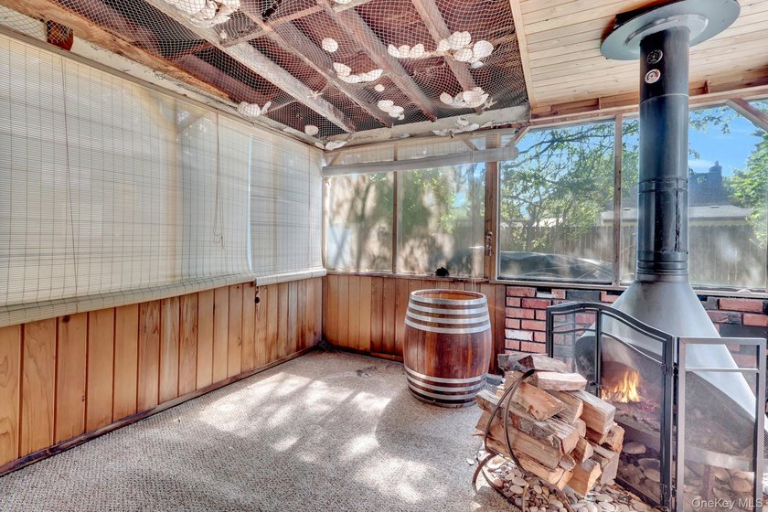 GREAT CURB APPEAL , PROPERTY AND LAYOUT ! UPDATED SIDING, ROOF - photo 30
