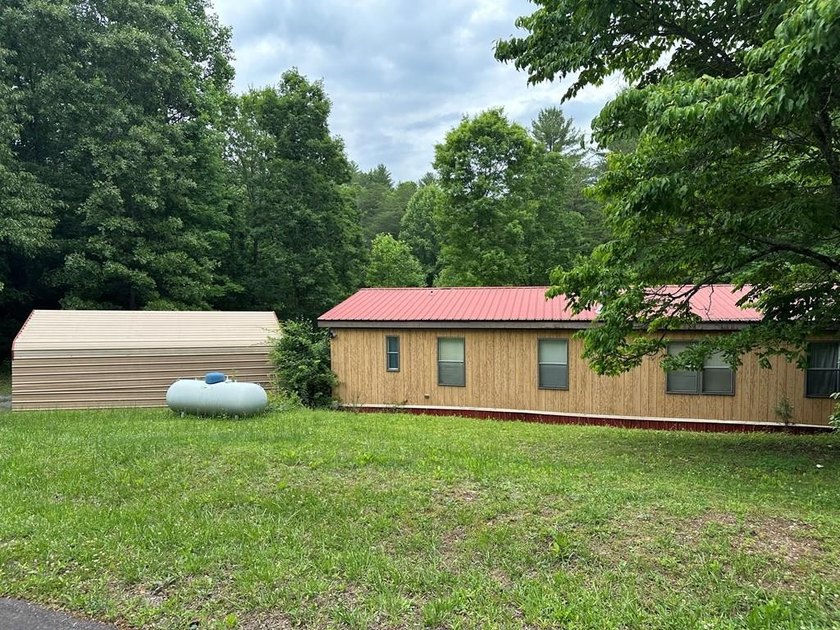 Introducing a fantastic 3-bedroom, 2-bath manufactured home on a - photo 3