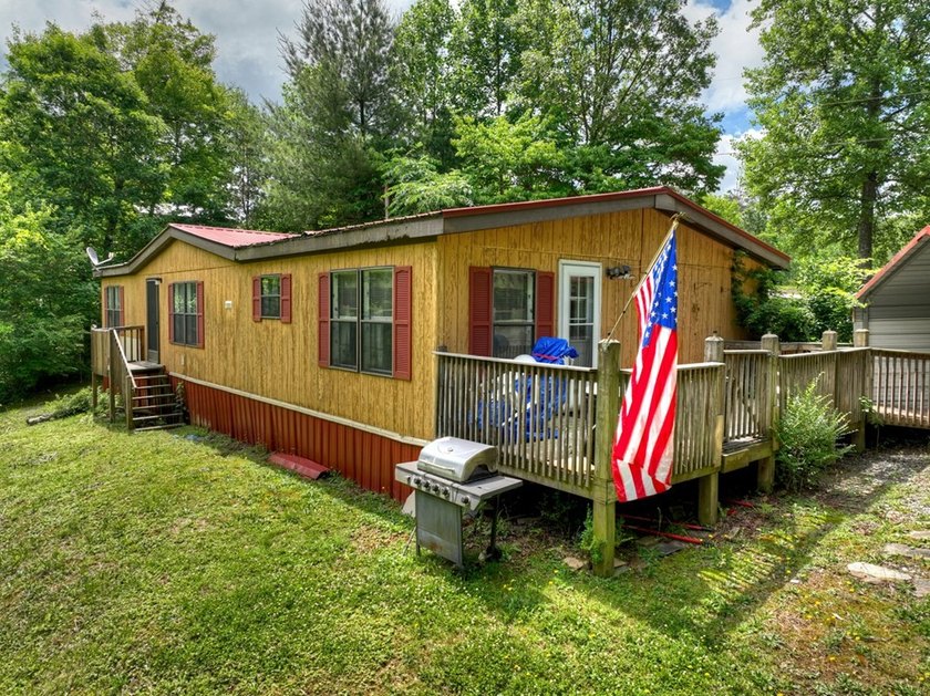 Introducing a fantastic 3-bedroom, 2-bath manufactured home on a - photo 4