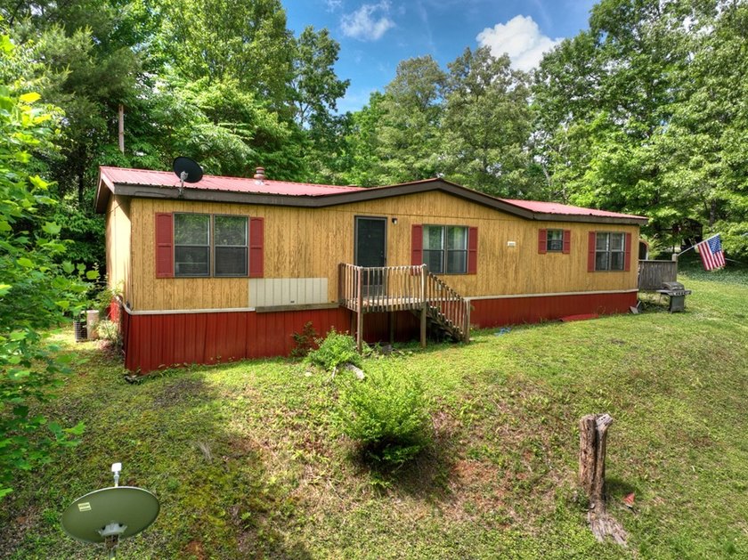 Introducing a fantastic 3-bedroom, 2-bath manufactured home on a - photo 5