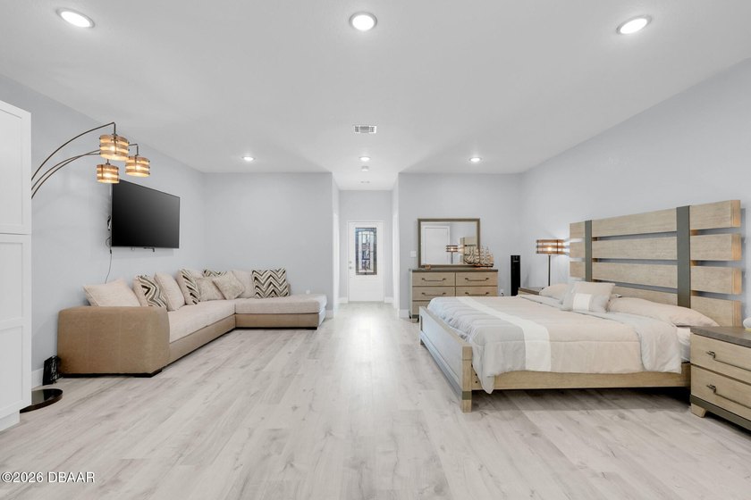 Perfection. Elegance. Location. An exceptional opportunity to - photo 11