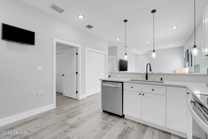 Perfection. Elegance. Location. An exceptional opportunity to - photo 16