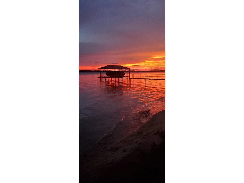 Welcome to your perfect waterfront retreat on beautiful Lake - photo 4