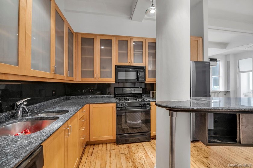 Beautiful &amp; Modern 2-Bedroom Apartment in the Heart of the City - photo 3
