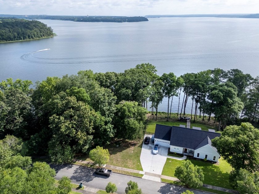 Welcome to luxury lakefront living in the highly sought-after - photo 2