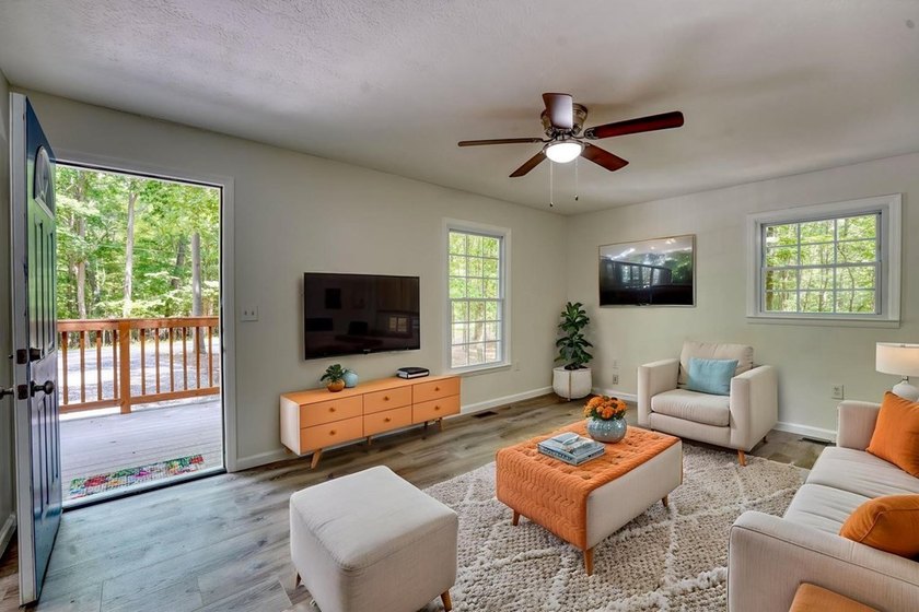 Welcome home to this charming cottage that has been thoughtfully - photo 4
