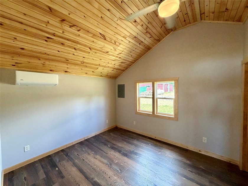 Don't let the size fool you, this beautifully updated cabin - photo 11