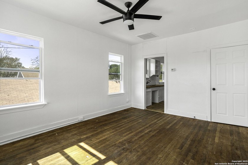 Prime Location!! This Fourplex is a great investment or house - photo 11