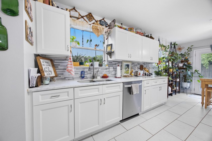 ***Home Sweet Home*** Welcome to this beautifully UPDATED 3 - photo 15