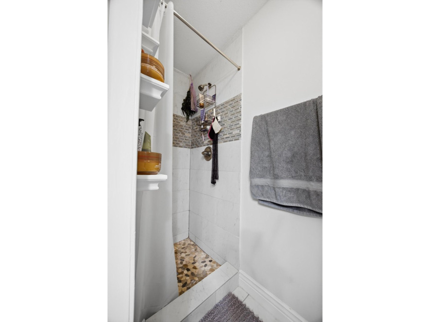 ***Home Sweet Home*** Welcome to this beautifully UPDATED 3 - photo 21