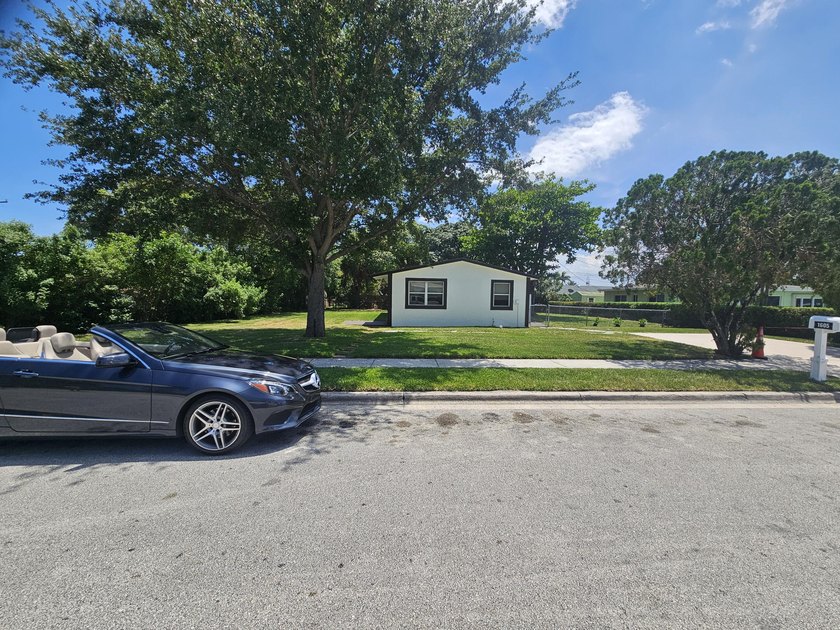 Nicely presented 4 bedroom &amp; 2 bath Home on extra large fenced - photo 2