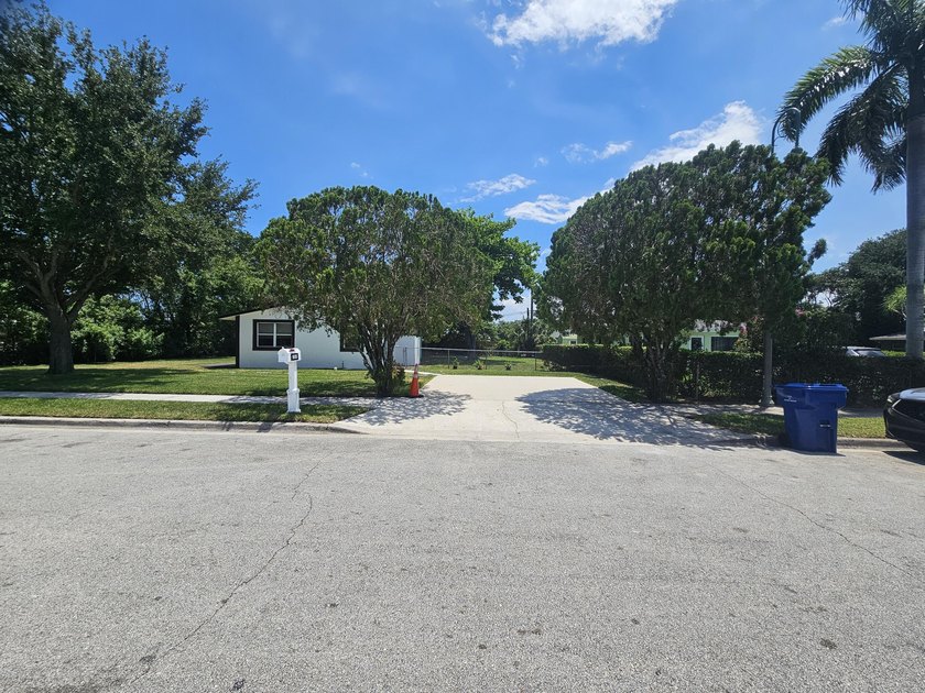 Nicely presented 4 bedroom &amp; 2 bath Home on extra large fenced - photo 3