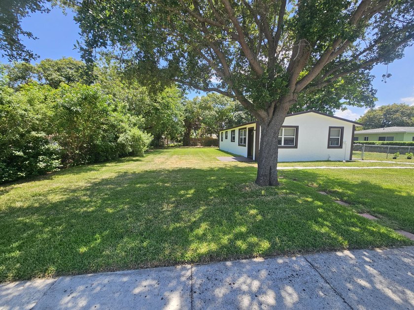 Nicely presented 4 bedroom &amp; 2 bath Home on extra large fenced - photo 8
