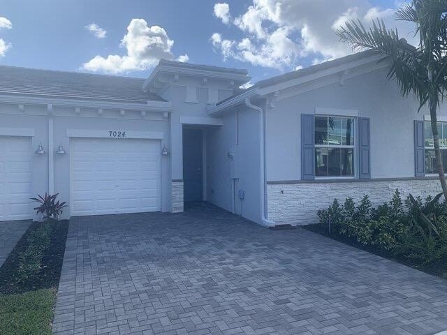 WELCOME home to this beautiful villa. Split floorplan in this - photo 3