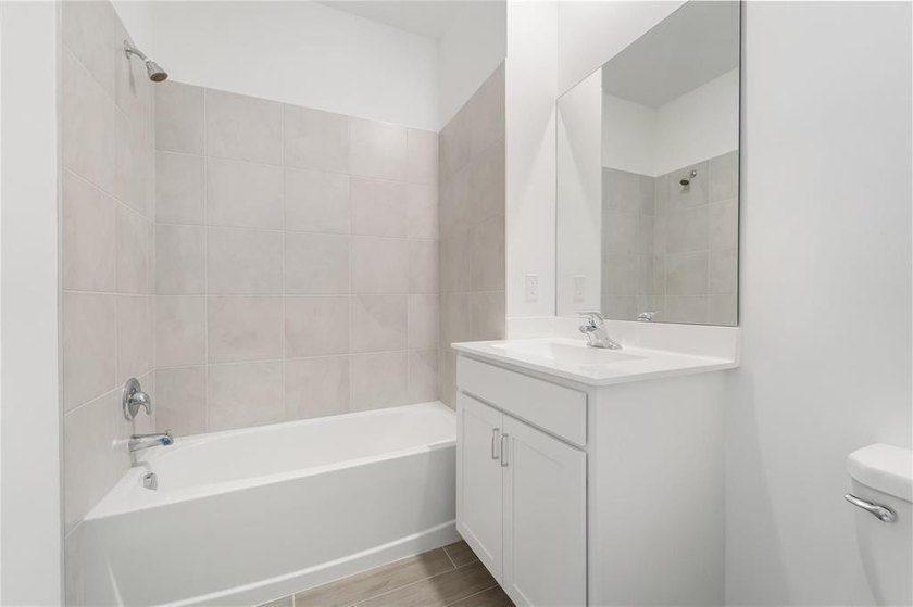 WELCOME home to this beautiful villa. Split floorplan in this - photo 4