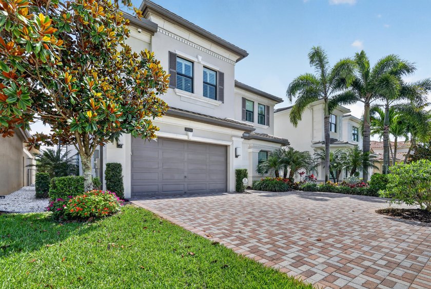 SHOWINGS START ON SATURDAY 05/23 AT 10:30AM Experience the - photo 3