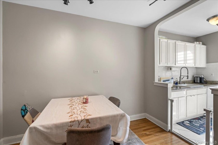 The Versailles a move-in ready 1 bedroom/1 bathroom Co-op in the - photo 8